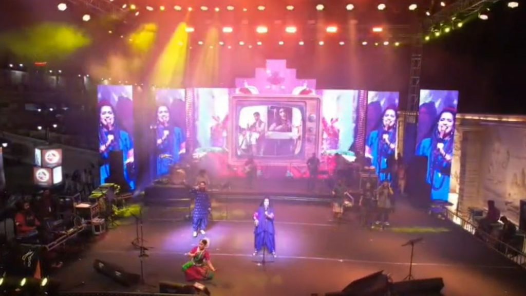 Sona Mahapatra performance mesmerized the people.