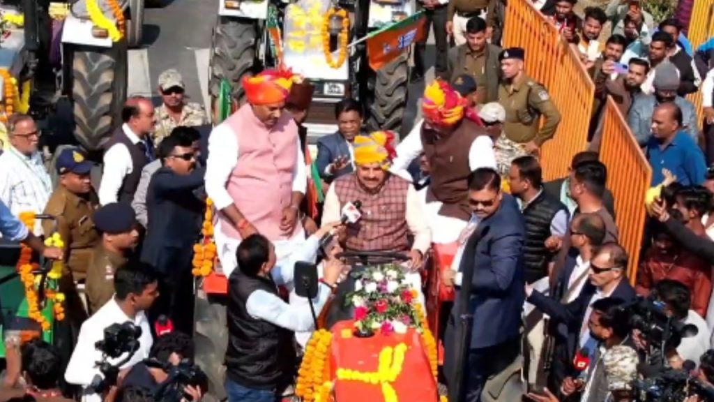 CM Mohan Yadav himself started the rally by driving a tractor.