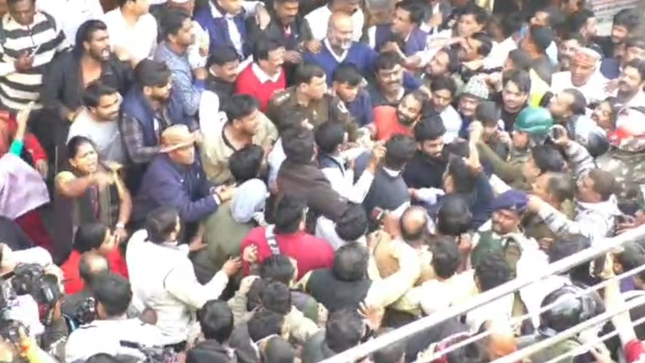 BJP and Congress workers clashed with each other in Indore over deaths due to contaminated water.
