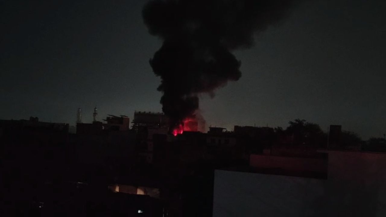 A fire broke out at the Bhilai fruit market, destroying goods worth millions.