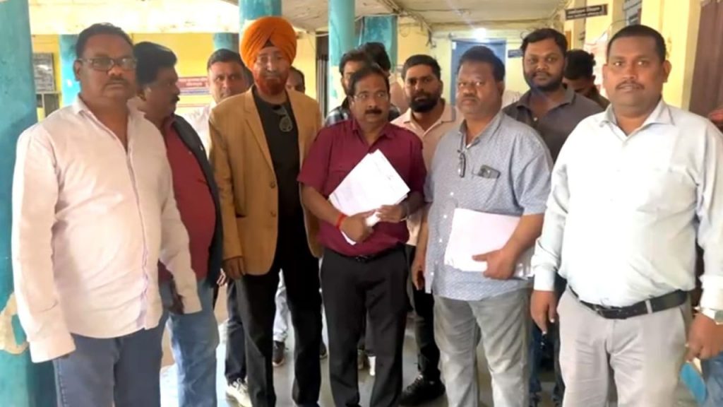 Congress workers had gone to submit a memorandum.