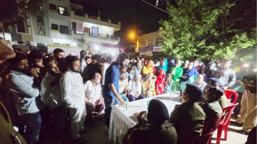 Police team reached Bhopal Iranian Dera for public dialogue