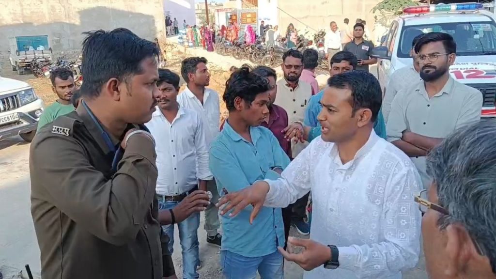 Dispute between two parties after insult of gods and goddesses on loudspeaker in Rewa.