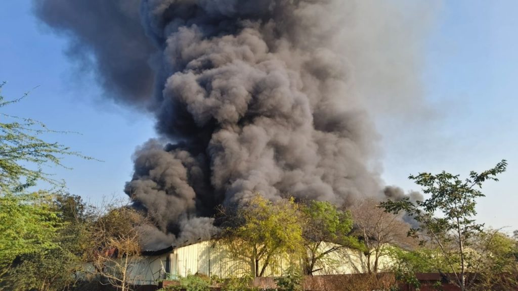 A massive fire broke out in Mehta Industry in front of ISBT.