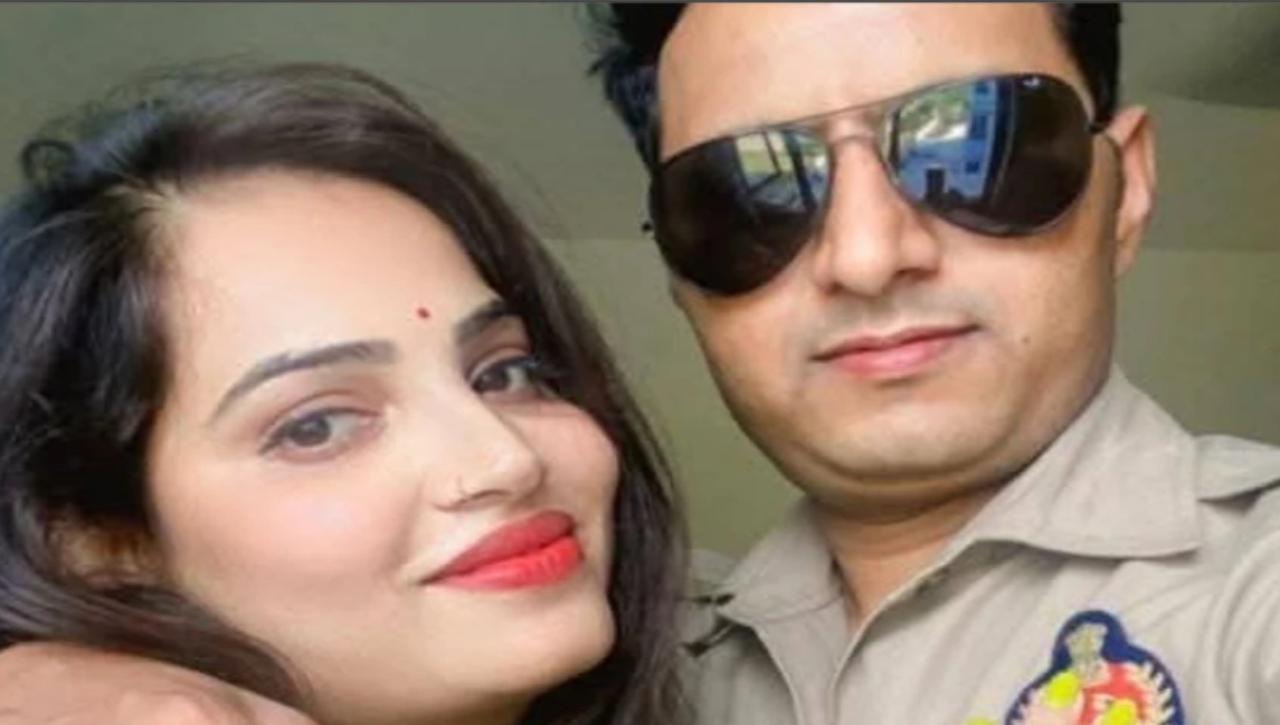 Agra police Constable With Girlfriend