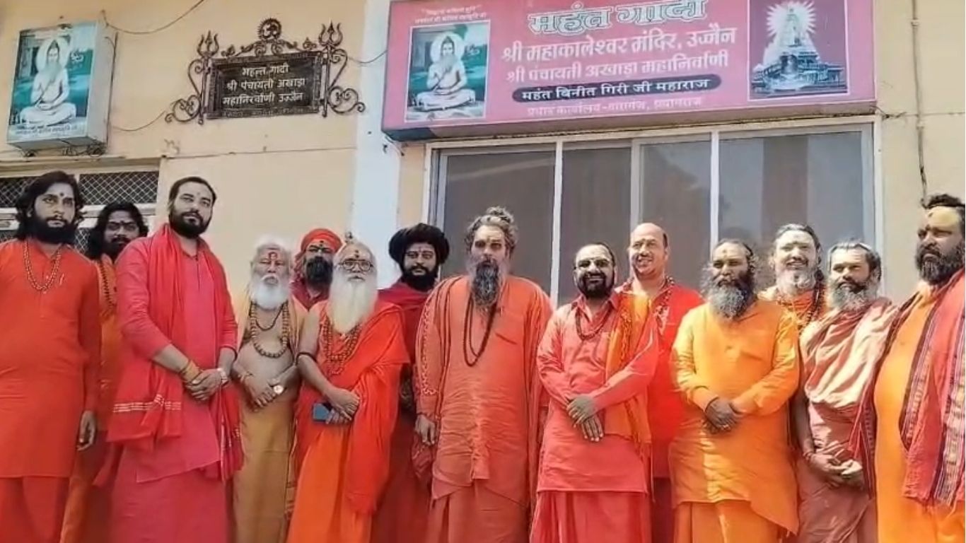 Meeting of Mahants from All Akharas for the Mahant Gadi