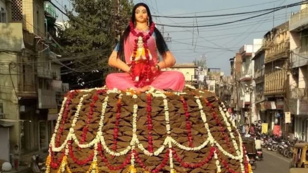 Holika of Gwalior became the centre of attraction.