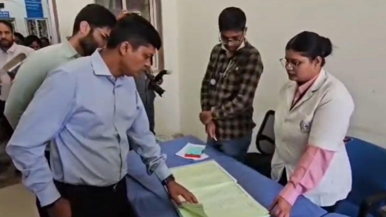 The collector conducted a surprise inspection at the district hospital in Ujjain.