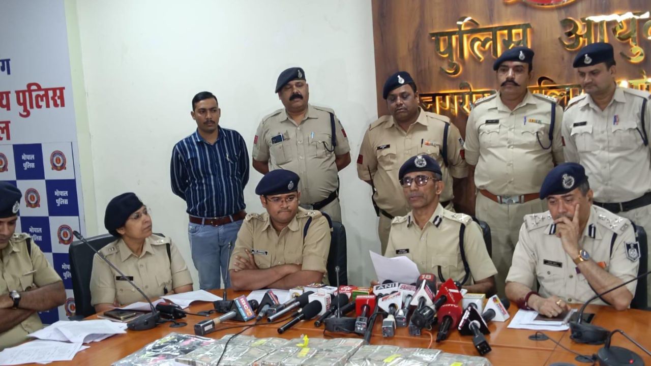 Loot of Rs 55 lakh revealed in Bhopal.