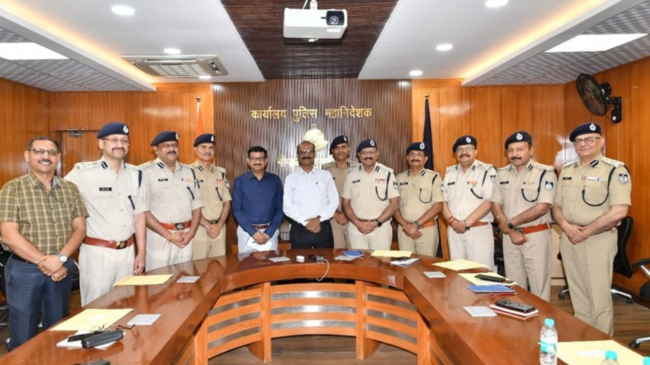 Director General of Police Kailash Makwana with police officers.