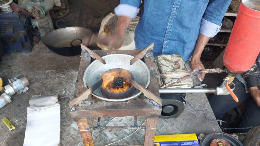 Amid the LPG crisis, a furnace was made from used engine oil.