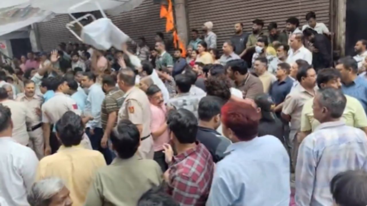 There was a scuffle between BJP and AAP workers in Delhi.