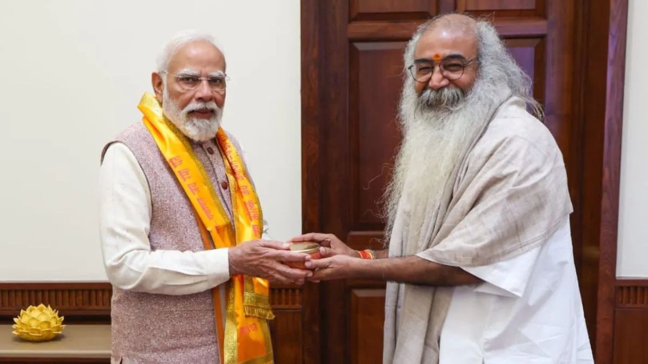 PM Modi and Acharya Pramod (File Photo)