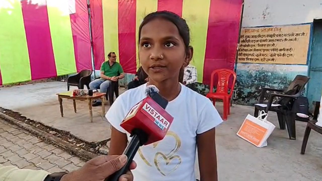 Niwari's daughter Kamini Kushwaha was selected in Navodaya Vidyalaya.