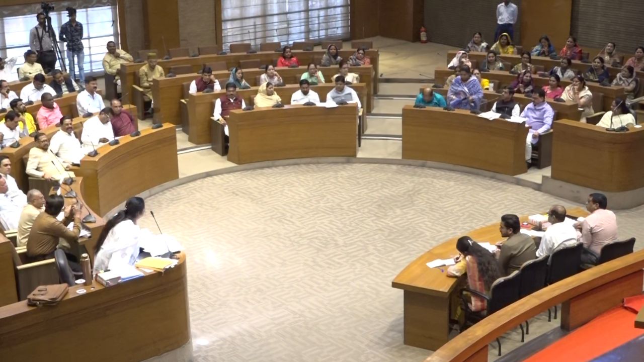 Ruckus over allegations against Bhopal Municipal Council officials of not picking up calls.