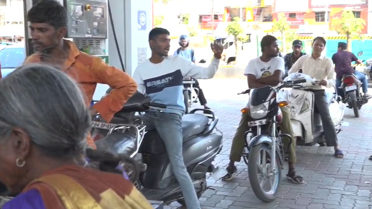 There was a huge crowd of people at the petrol pump.