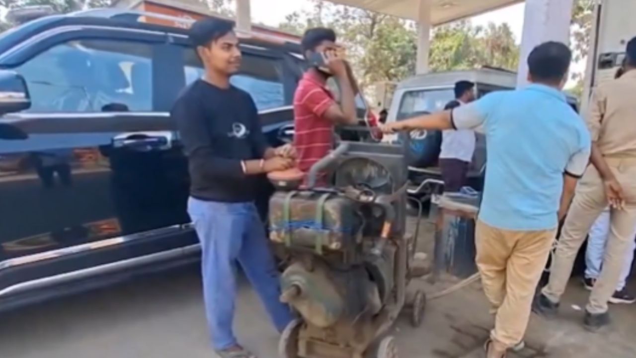 In Deoria, a young man reached the petrol pump with a generator.
