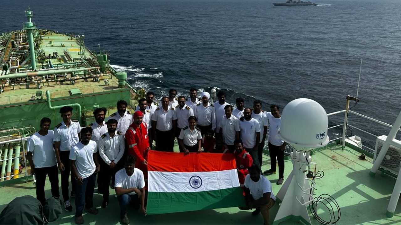 2 Ships Crosses Strait of Hormuz