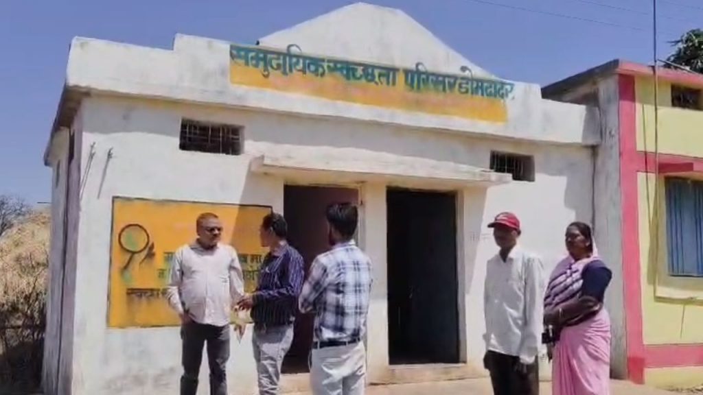 dindori mid day meal food were cooked in toilet due to 2 gas cylinder stolen