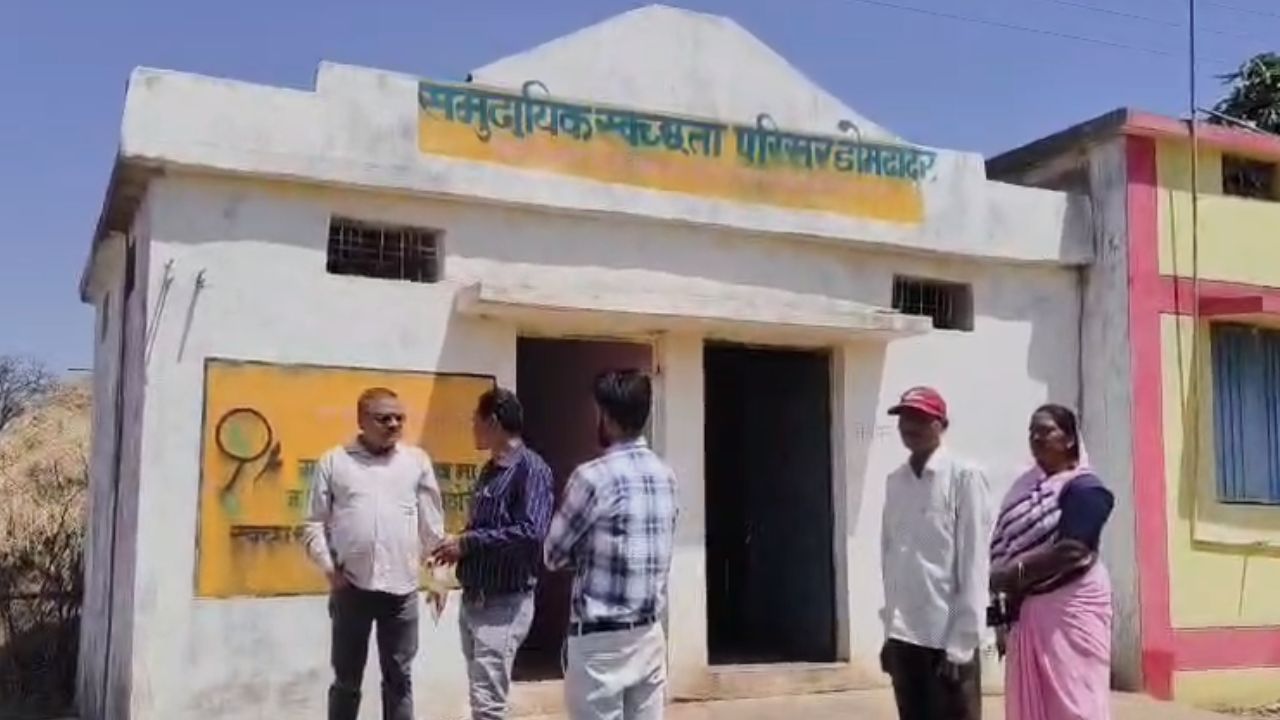 dindori mid day meal food were cooked in toilet due to 2 gas cylinder stolen