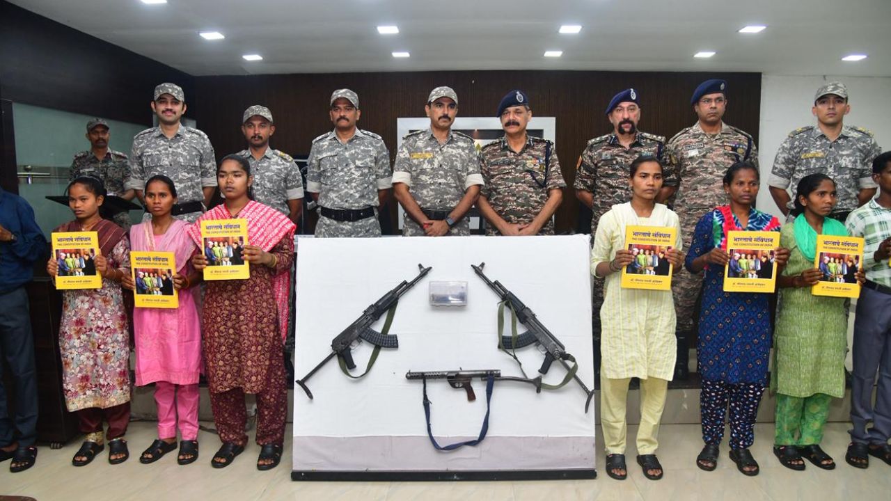 gadchiroli 9 Naxals Surrender before crpf