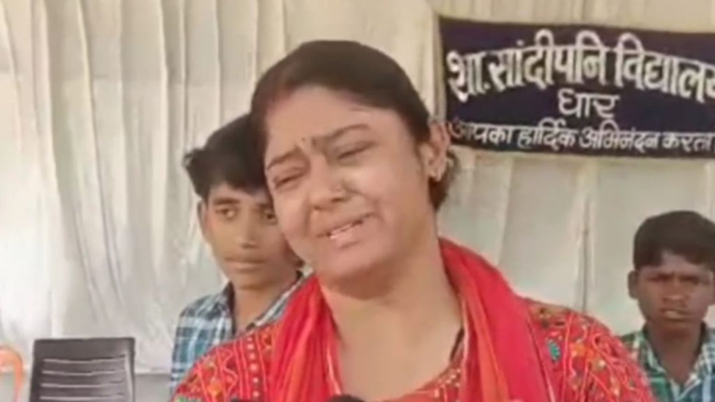 a female teacher Crying Video in front of mla Dhar