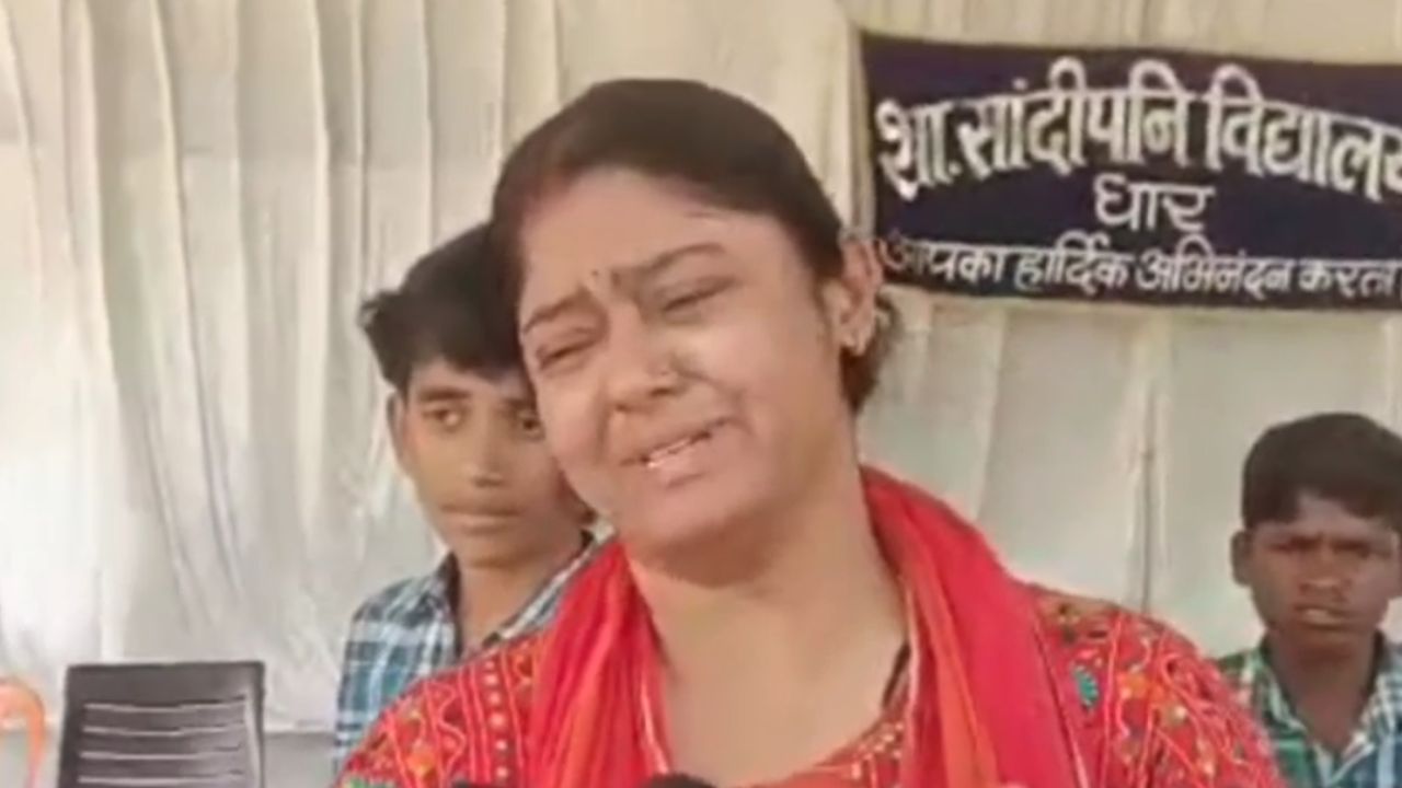 a female teacher Crying Video in front of mla Dhar