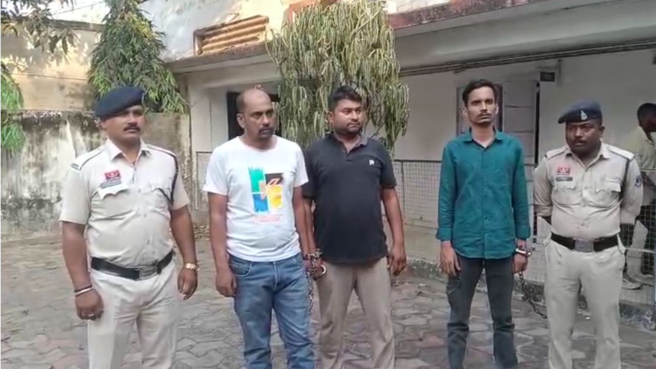 Police have arrested 3 accused in the case of online betting in Durg.