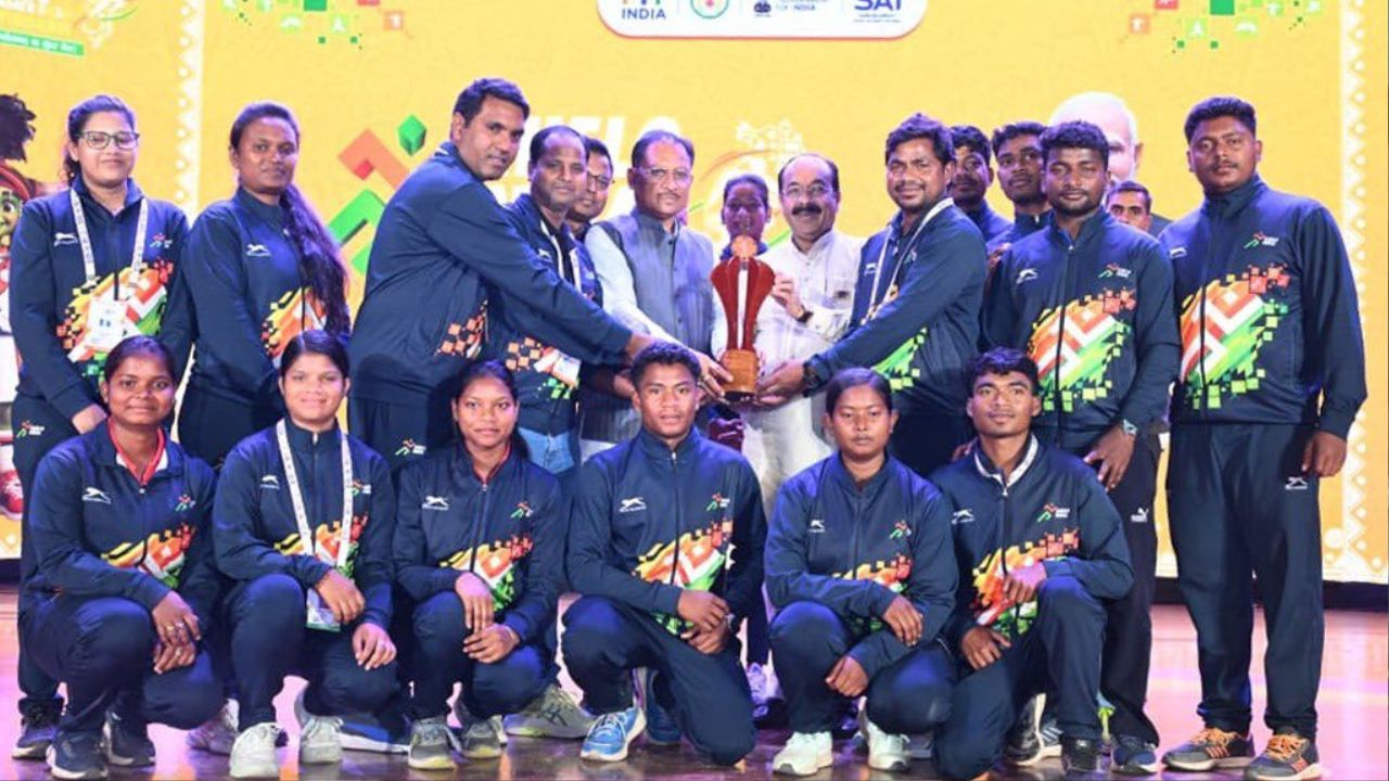 Chief Minister Vishnudev Sai giving trophies to the winning players of Khelo India.