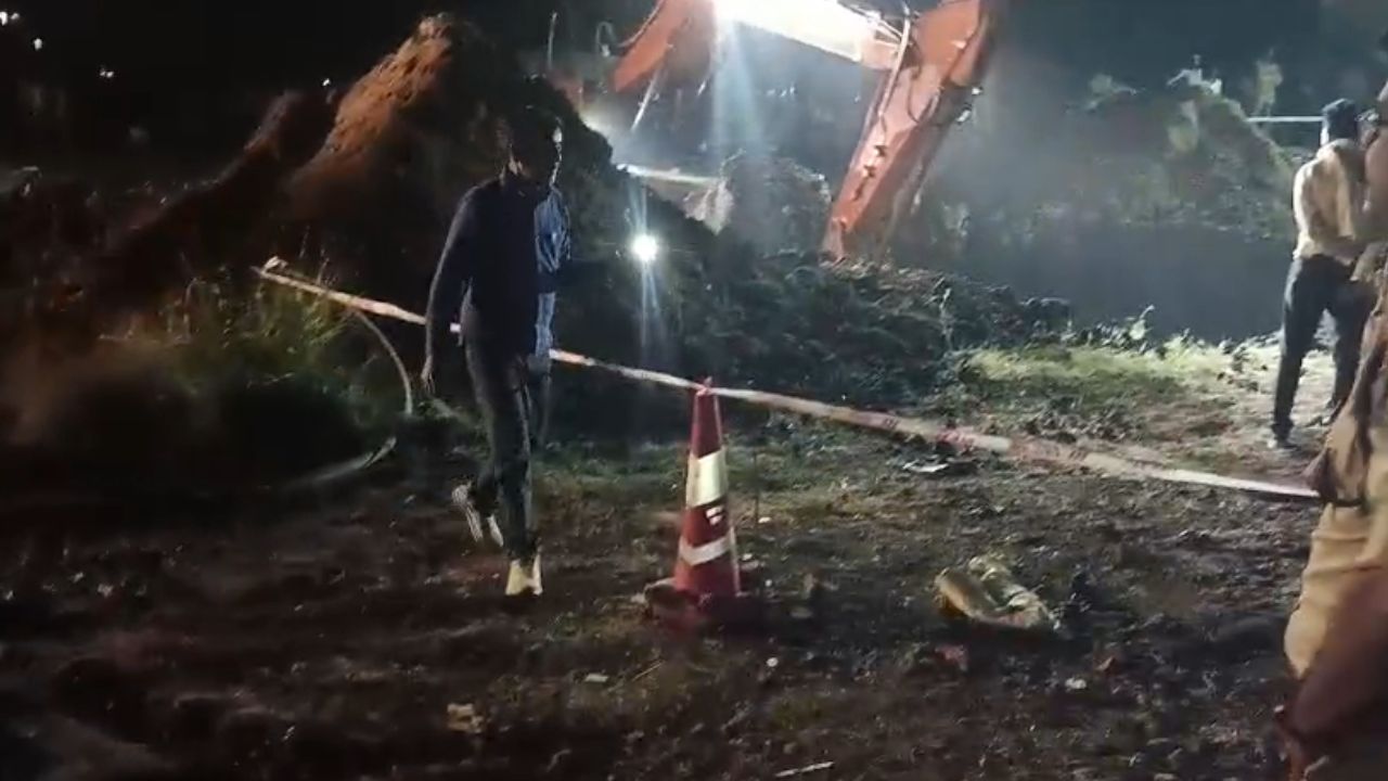 JCB is being used to dig the borewell in Ujjain to rescue the child.