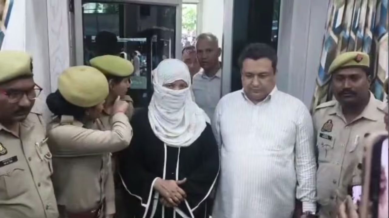 The police arrested a husband and wife who cheated people by implicating them in false cases in Rampur.
