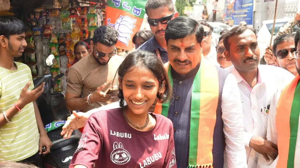 In Bengal, CM Mohan Yadav went door to door and met people.