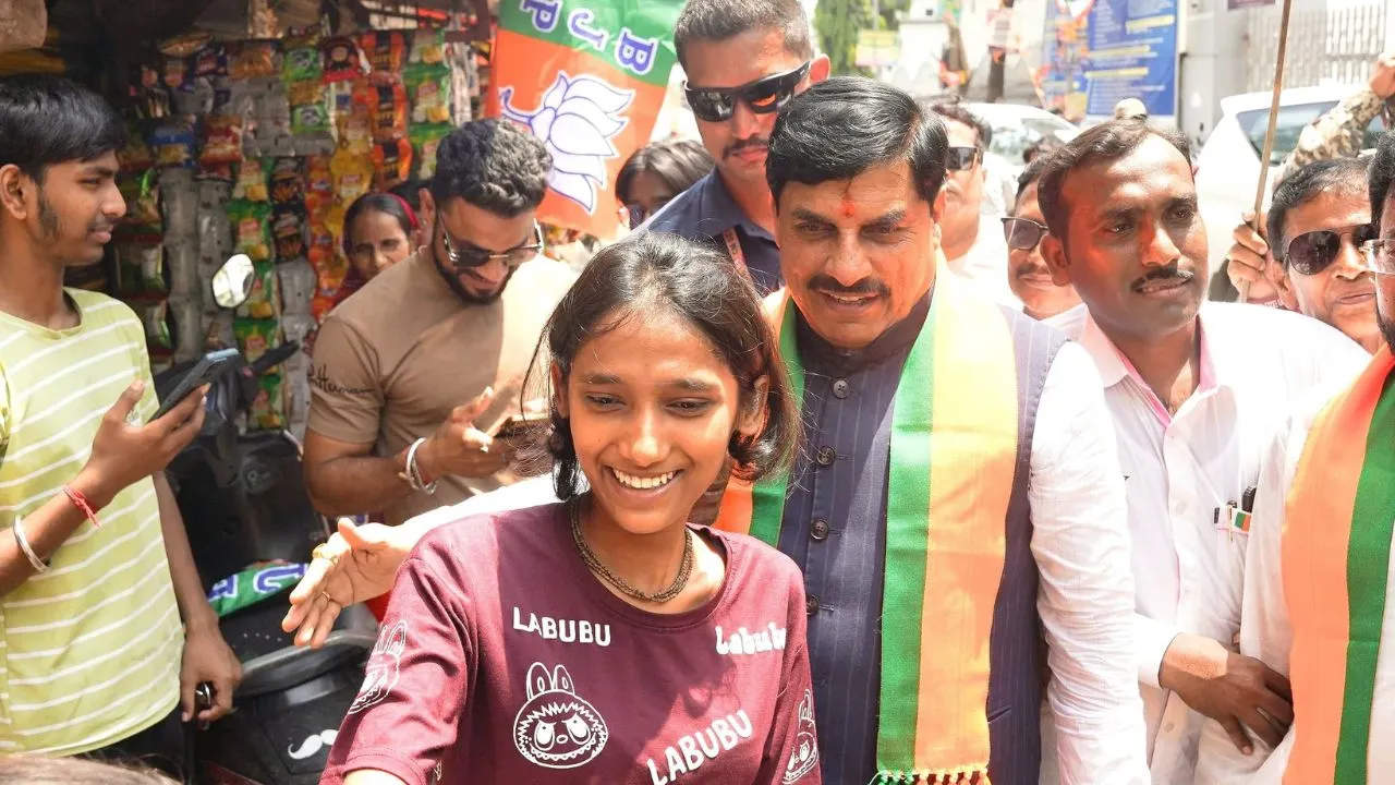 In Bengal, CM Mohan Yadav went door to door and met people.