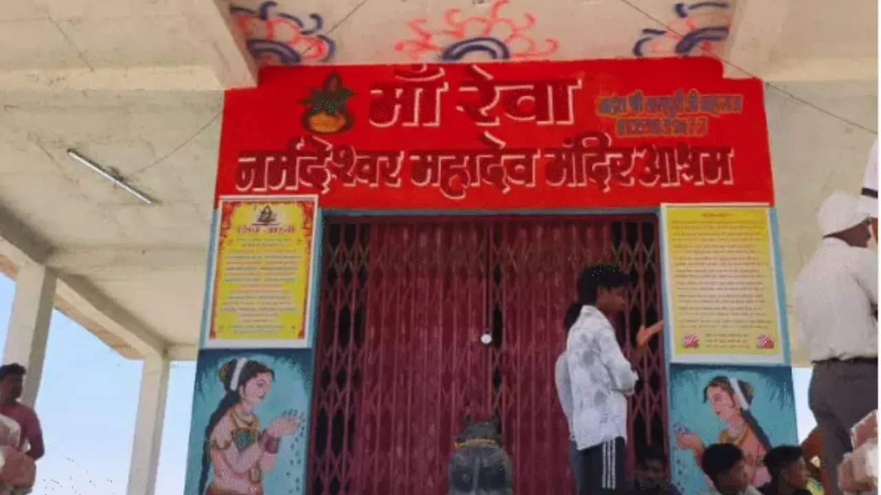 A monk was murdered after entering a temple hut in Jabalpur.