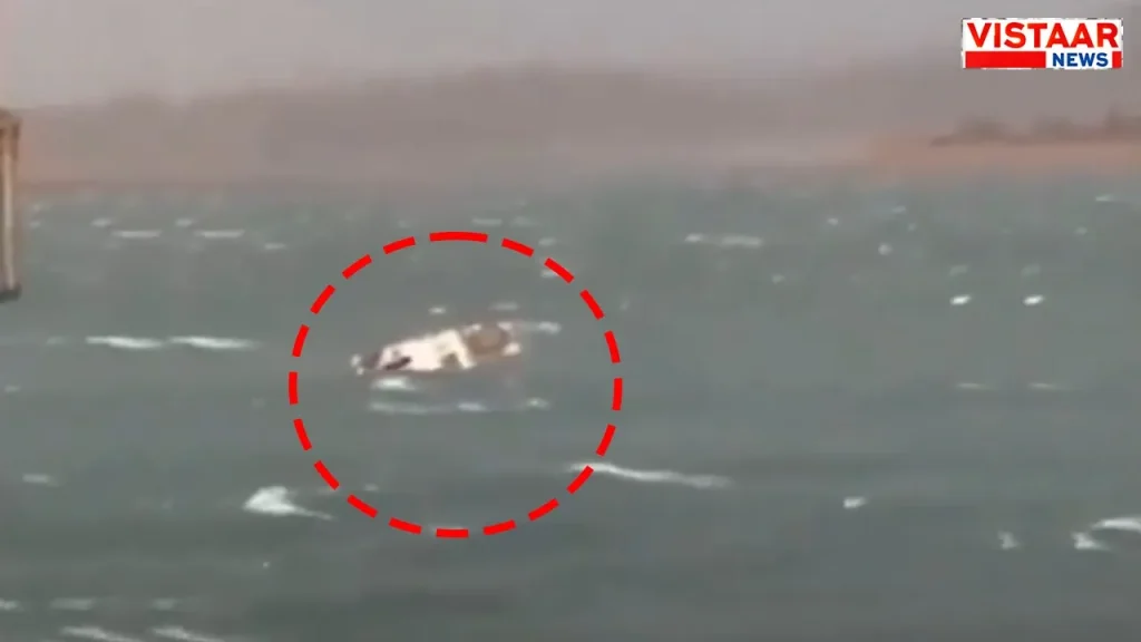 Cruise sinking in Bargi Dam.