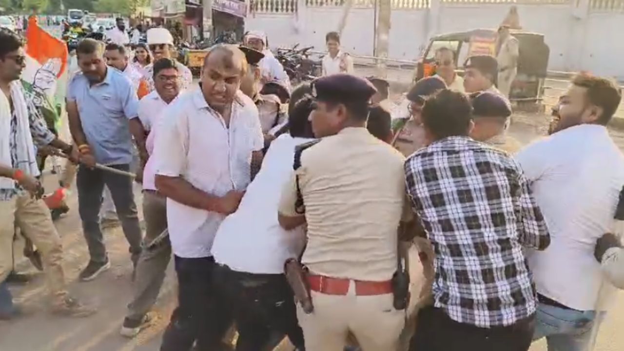 durg congress protest burning effigy 2 police man burned 5 years old child harassment