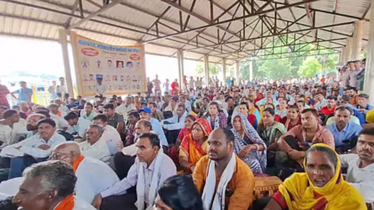 आउटसोर्स कर्मचारियों का हल्ला बोल
