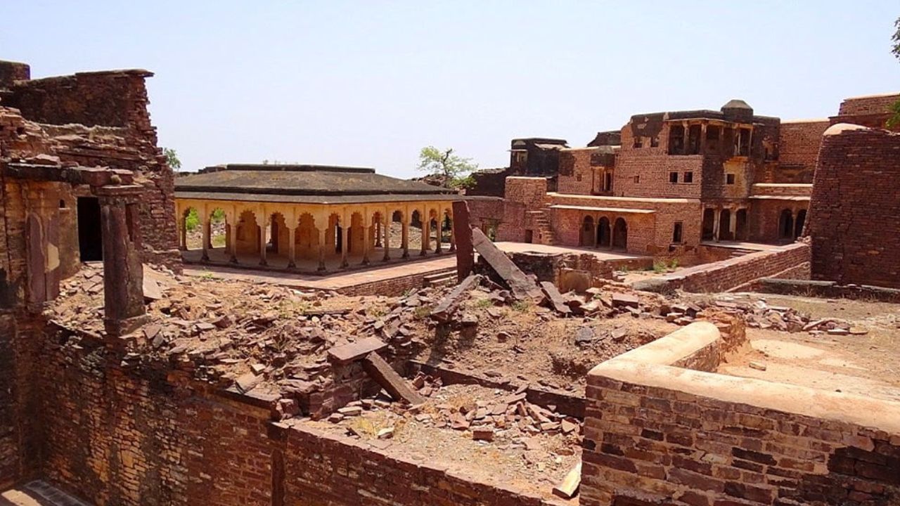 Shivpuri narwar fort pasar devi mandir 15 feet tunnel for treasure