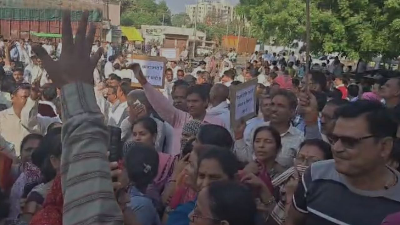 mp government teachers protest against teacher eligibility test exam mandantory