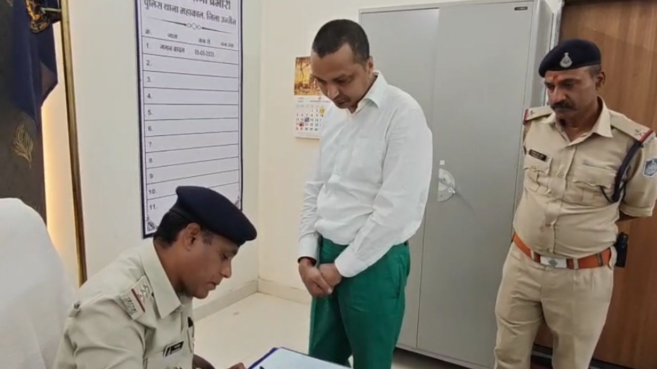 Ujjain mahakal mandir fake officer arrested booking bhasma aarti and circuit house rooms booking
