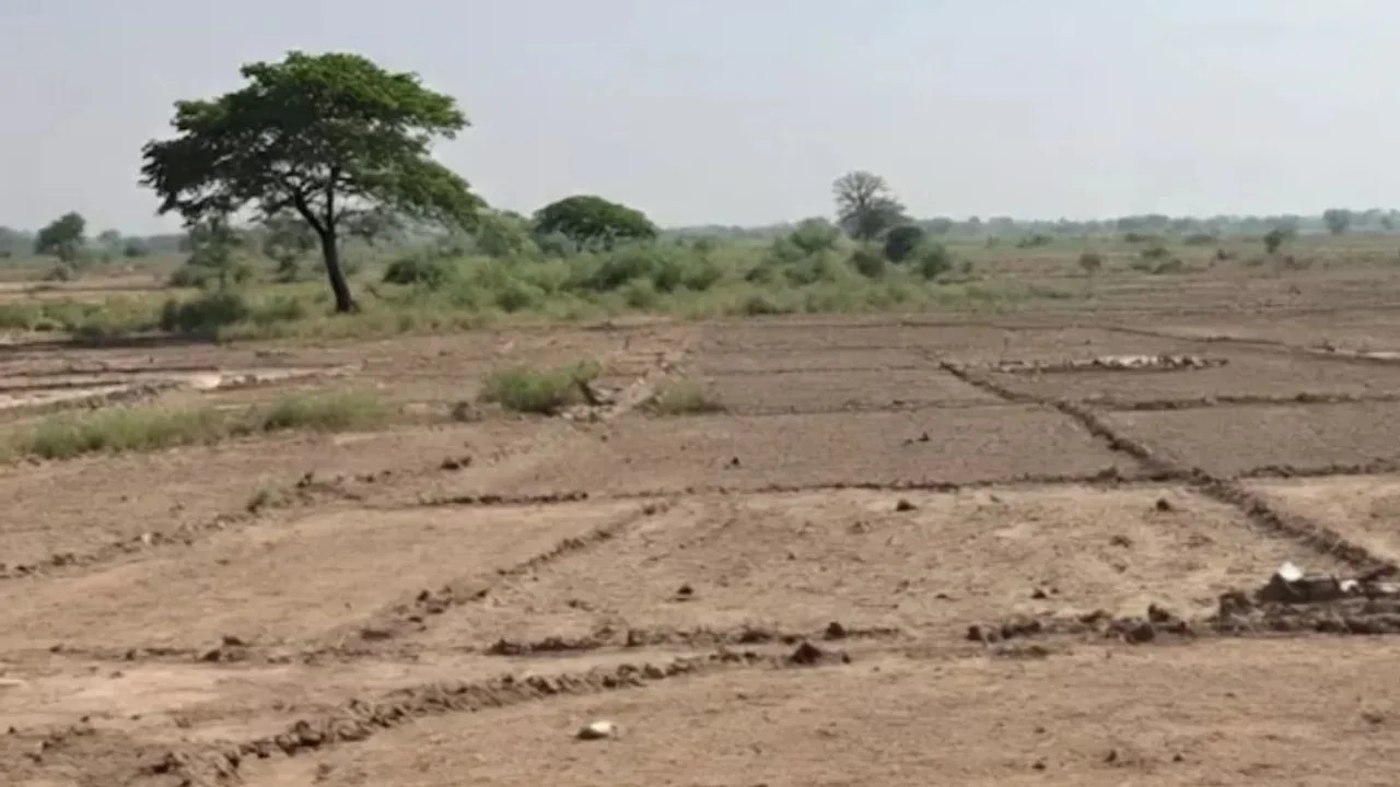 जमीन के साथ अध‍िकार‍ियों ने कर द‍िया खेला
