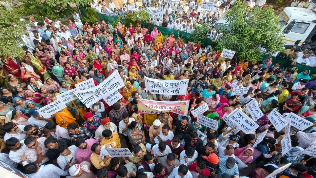 People are angry after comments against 'Jai Shri Ganesh Parivar' and Sadgurudev.