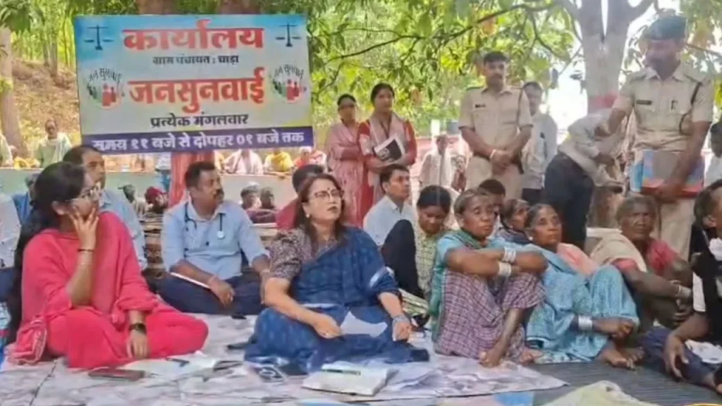 In Dindori, the Collector held a public hearing under a tree.