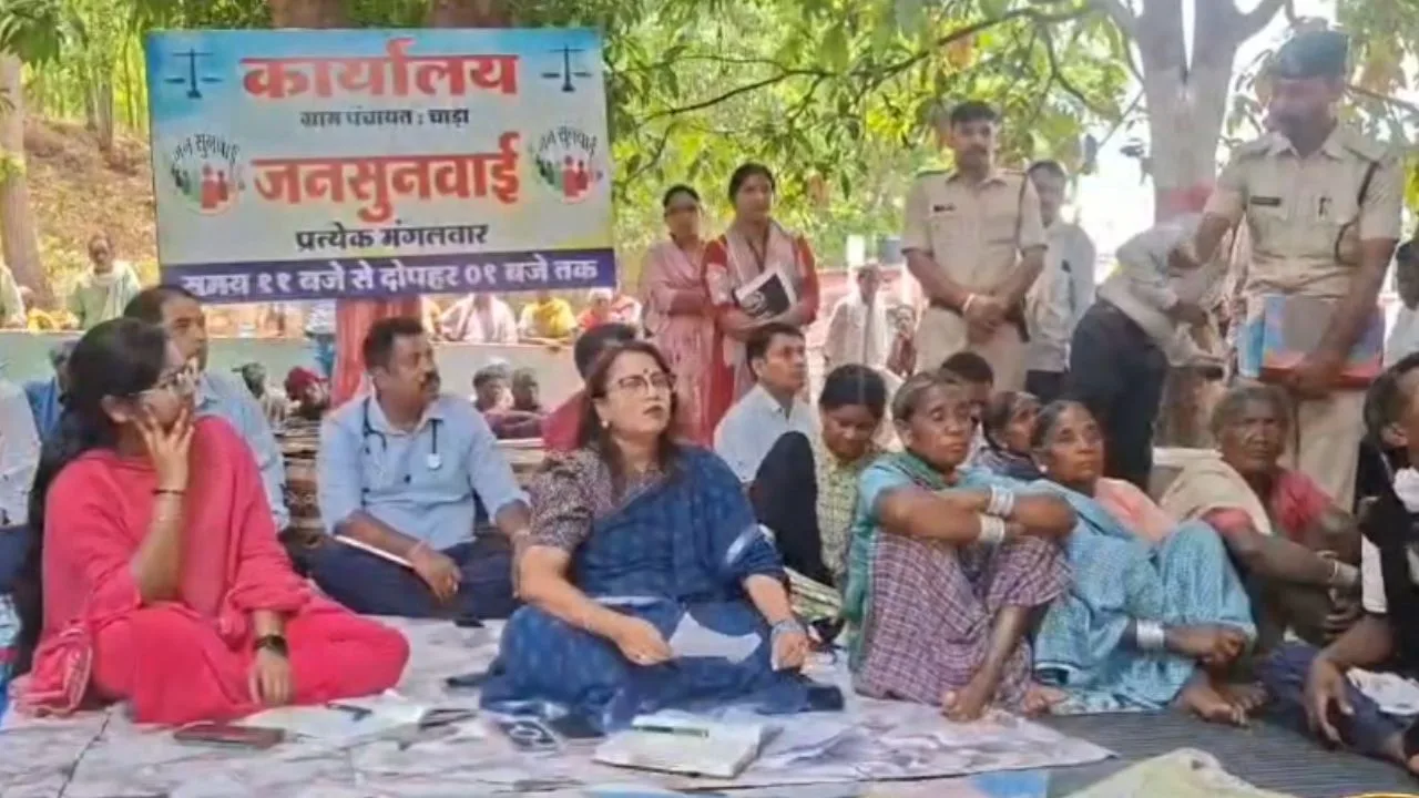 In Dindori, the Collector held a public hearing under a tree.