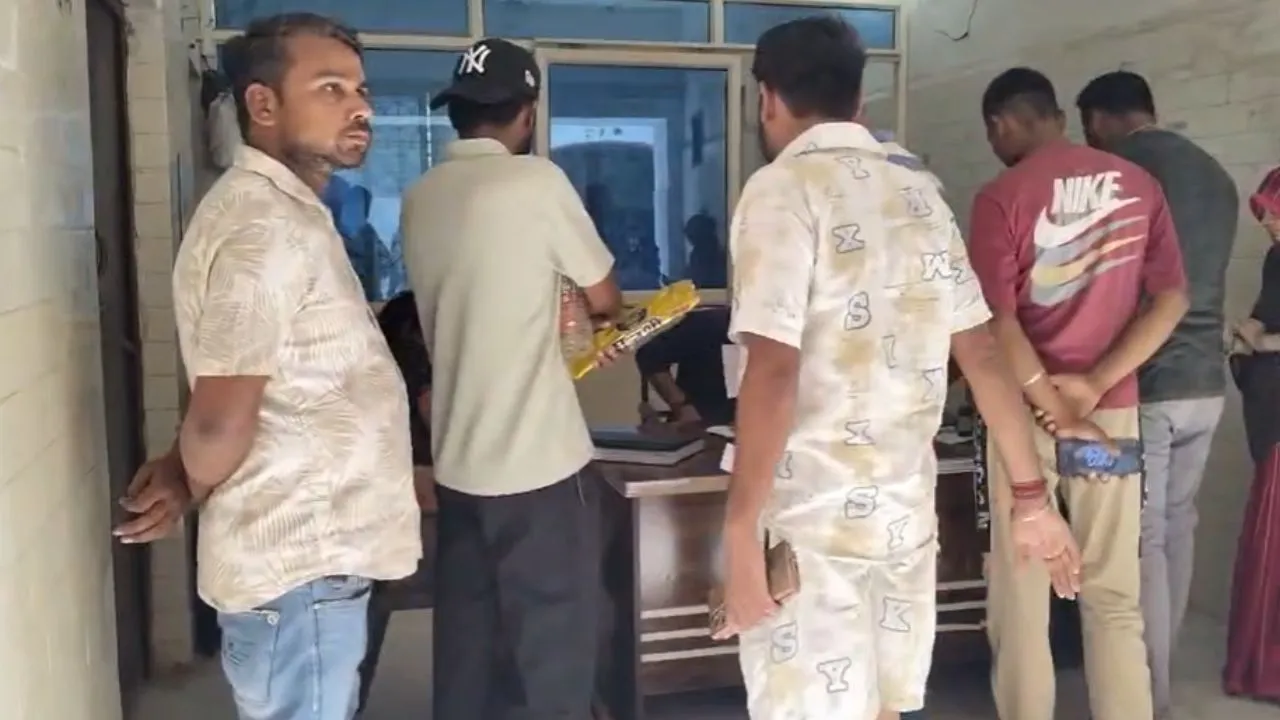 There was a fierce fight between two groups at a wedding ceremony in Morena.