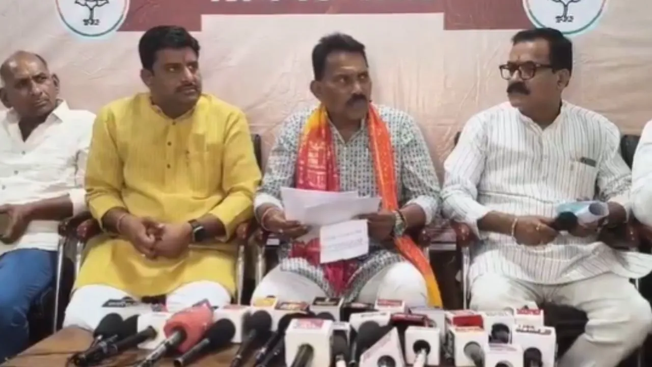 Minister Tulsi Silavat called BJP MLA Chintamani Malviya a Congressman.