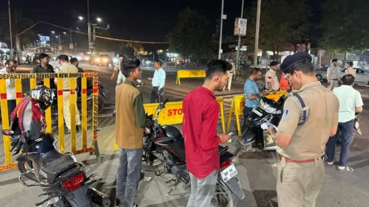 Bhopal Police checked vehicles till late night.