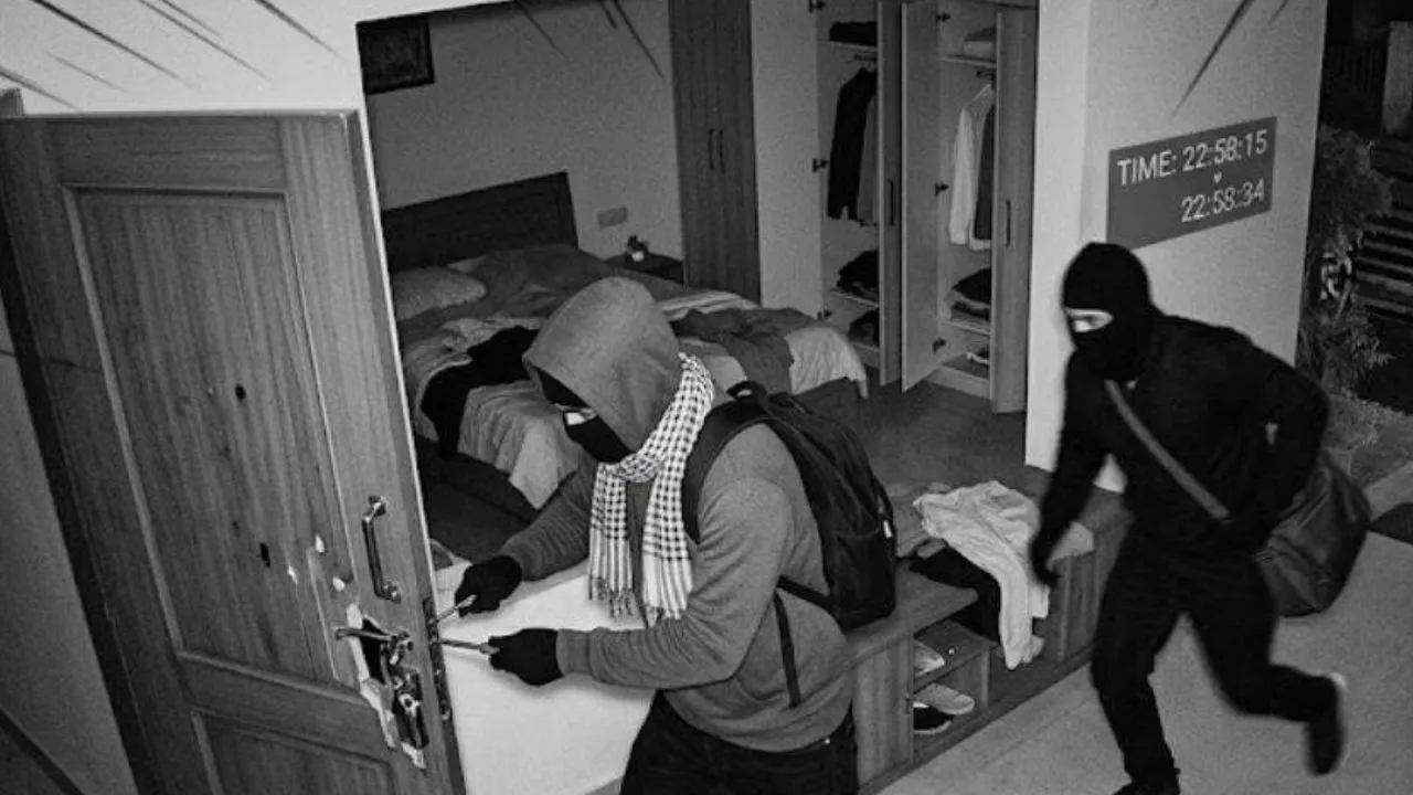 The entire incident of theft has been captured on CCTV camera.