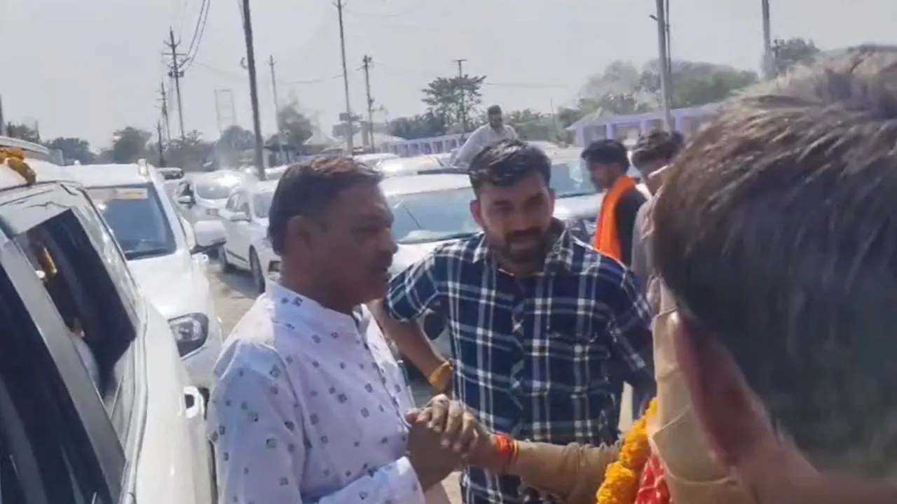 New Chairman of Textbook Corporation, Saubhagya Singh Thakur reached Bhopal with a convoy of 700 vehicles.