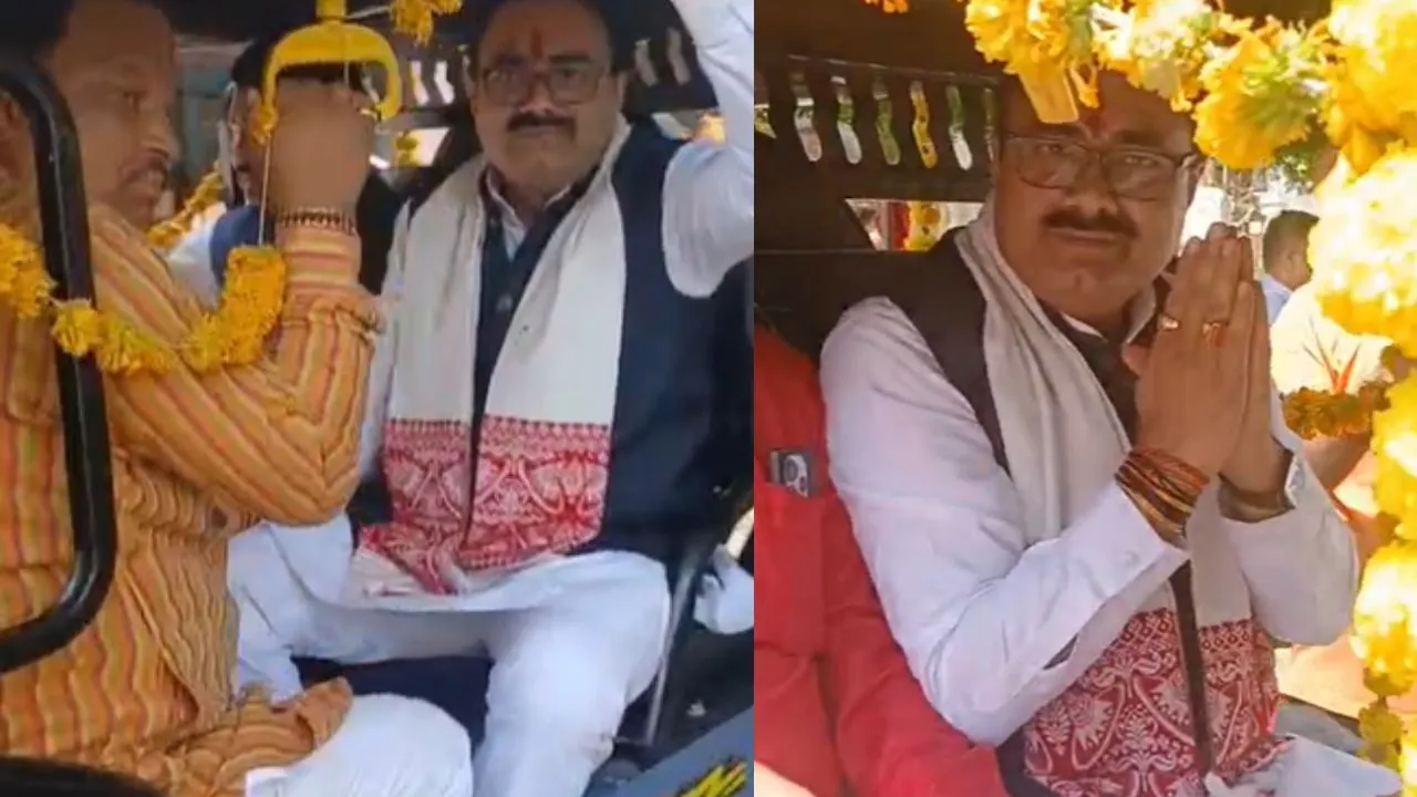 Following PM Modi's appeal, the Chairman of MP Small Industries Corporation arrived to take oath on an e-rickshaw.
